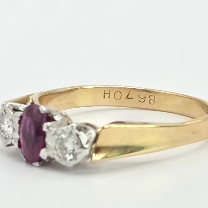Vintage: 18ct Yellow Gold Ruby & Twin Diamond Ring