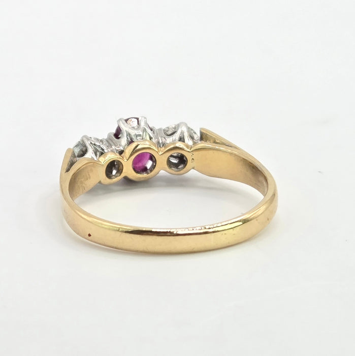 Vintage: 18ct Yellow Gold Ruby & Twin Diamond Ring