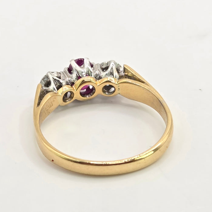 Vintage: 18ct Yellow Gold Ruby & Twin Diamond Ring