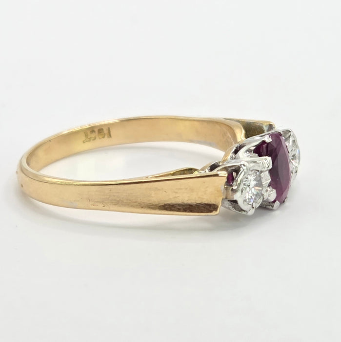 Vintage: 18ct Yellow Gold Ruby & Twin Diamond Ring