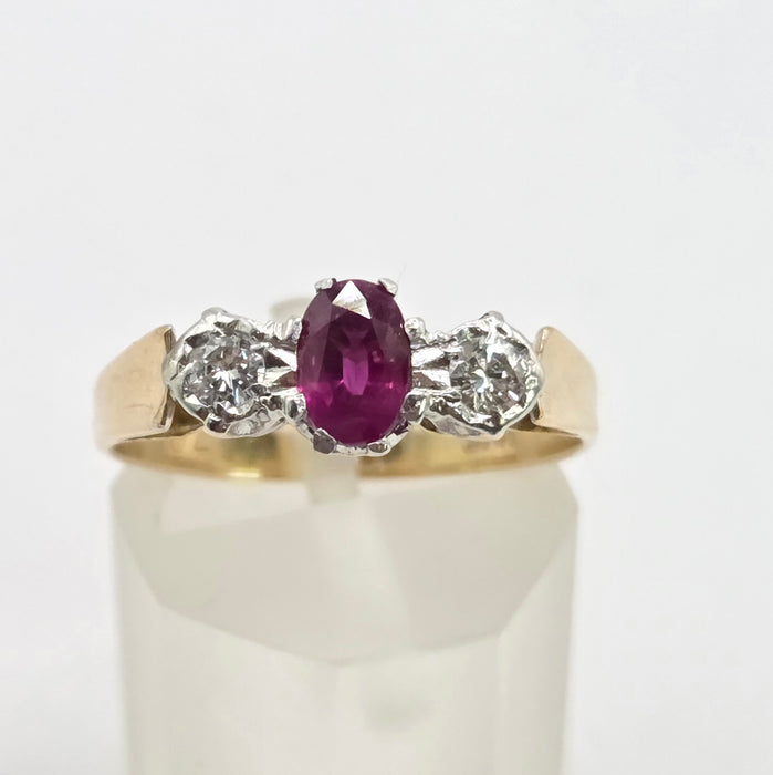 Vintage: 18ct Yellow Gold Ruby & Twin Diamond Ring