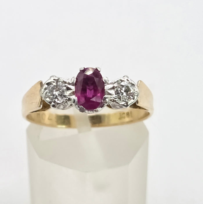Vintage: 18ct Yellow Gold Ruby & Twin Diamond Ring