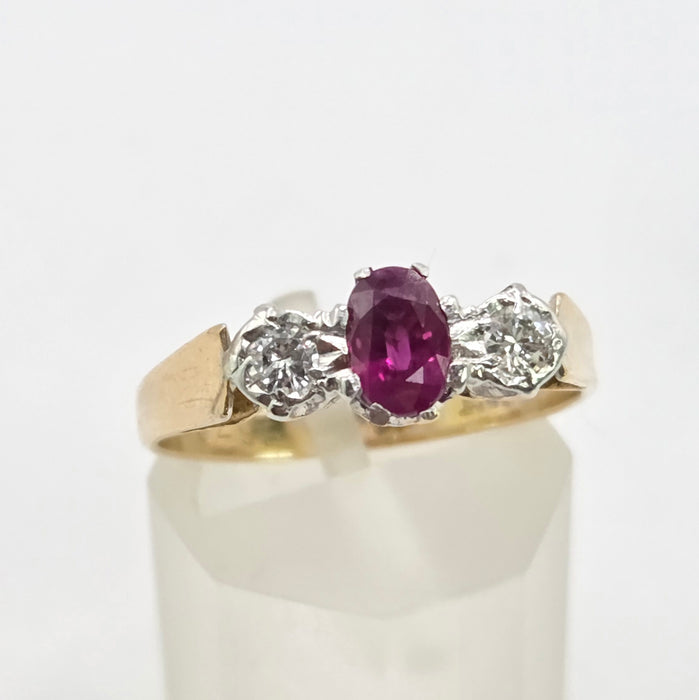 Vintage: 18ct Yellow Gold Ruby & Twin Diamond Ring