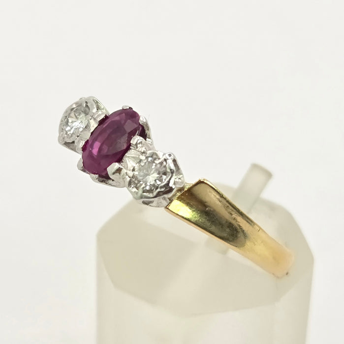 Vintage: 18ct Yellow Gold Ruby & Twin Diamond Ring