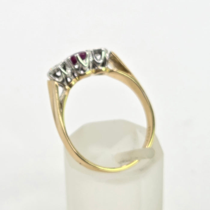 Vintage: 18ct Yellow Gold Ruby & Twin Diamond Ring