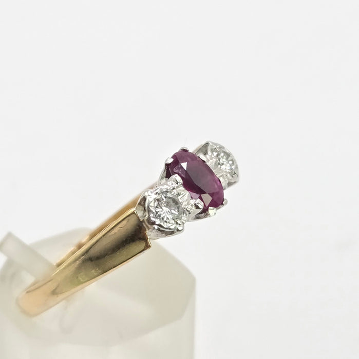 Vintage: 18ct Yellow Gold Ruby & Twin Diamond Ring
