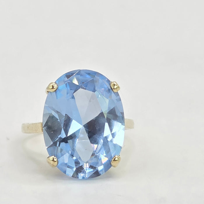 Vintage: 9ct Yellow Gold Blue Topaz Solitaire Ring