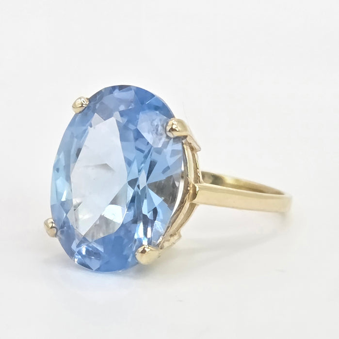 Vintage: 9ct Yellow Gold Blue Topaz Solitaire Ring