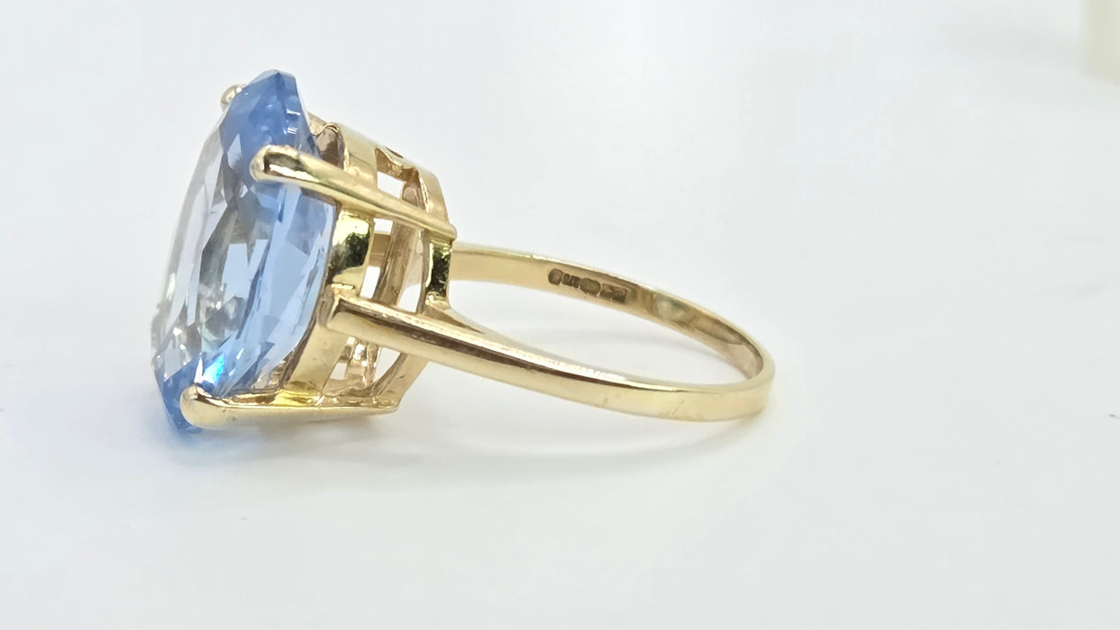Vintage: 9ct Yellow Gold Blue Topaz Solitaire Ring