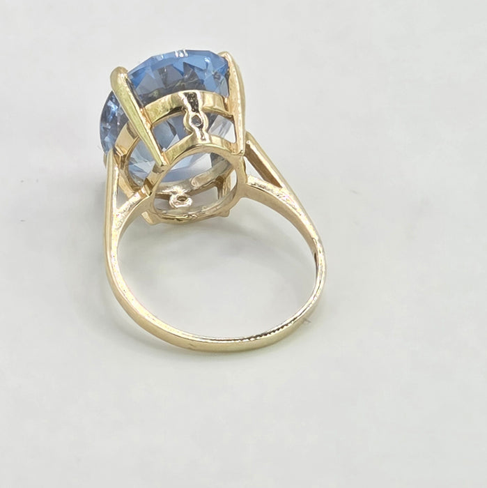 Vintage: 9ct Yellow Gold Blue Topaz Solitaire Ring