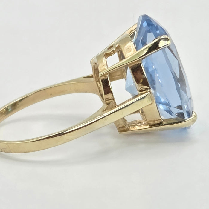 Vintage: 9ct Yellow Gold Blue Topaz Solitaire Ring