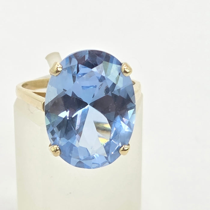 Vintage: 9ct Yellow Gold Blue Topaz Solitaire Ring