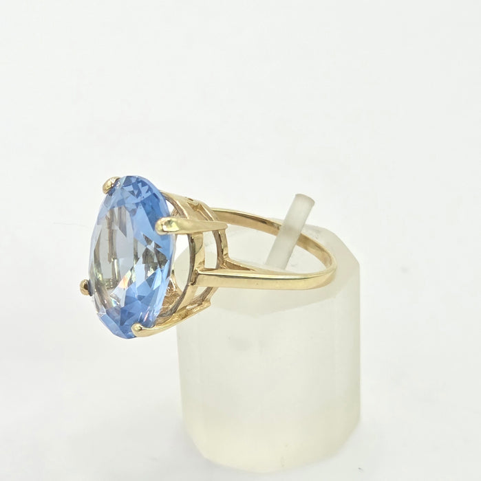 Vintage: 9ct Yellow Gold Blue Topaz Solitaire Ring