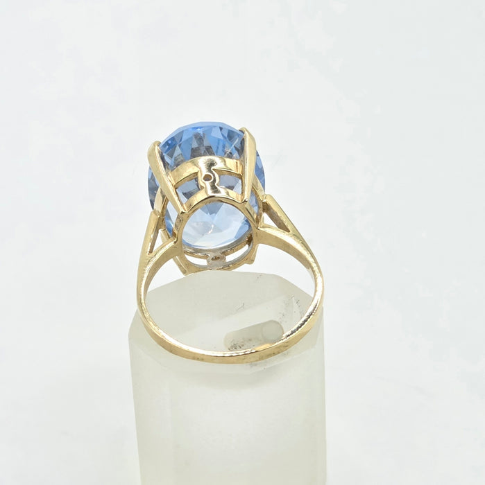 Vintage: 9ct Yellow Gold Blue Topaz Solitaire Ring