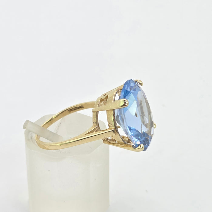 Vintage: 9ct Yellow Gold Blue Topaz Solitaire Ring