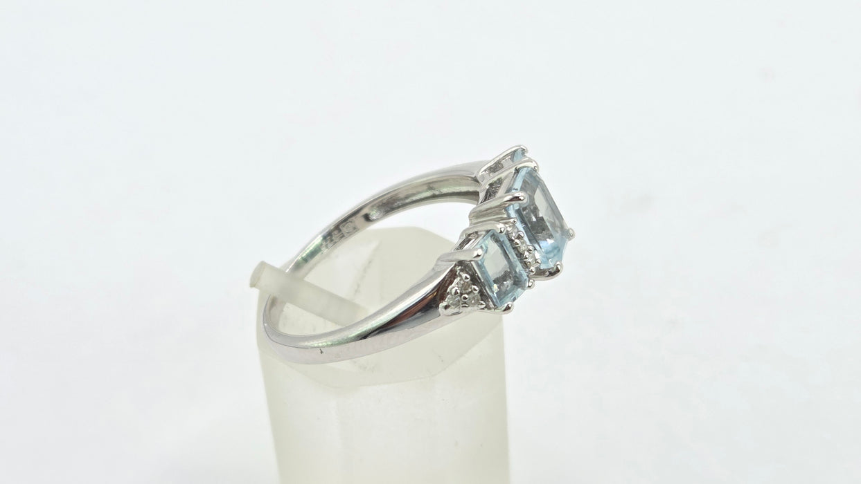 Vintage: 9ct White Gold Aquamarine & Diamond Ring
