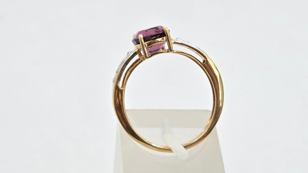 Vintage: 18ct Yellow Gold Red Garnet & Diamond Dress Ring