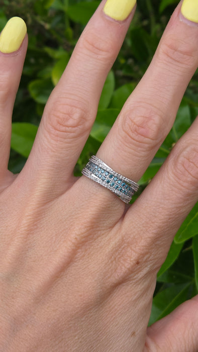 Vintage: 9ct White Gold Blue & White Diamond Band