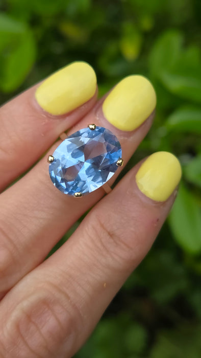 Vintage: 9ct Yellow Gold Blue Topaz Solitaire Ring