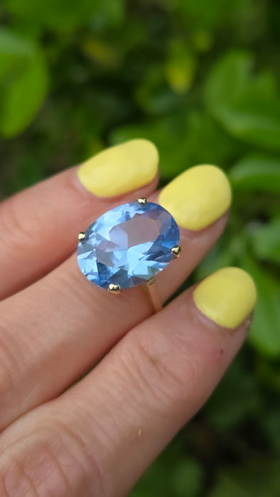Vintage: 9ct Yellow Gold Blue Topaz Solitaire Ring