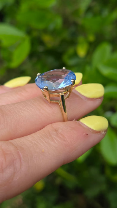 Vintage: 9ct Yellow Gold Blue Topaz Solitaire Ring