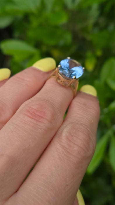 Vintage: 9ct Yellow Gold Blue Topaz Solitaire Ring