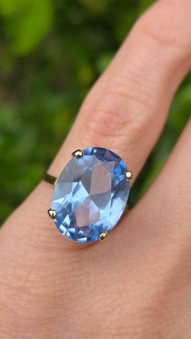 Vintage: 9ct Yellow Gold Blue Topaz Solitaire Ring