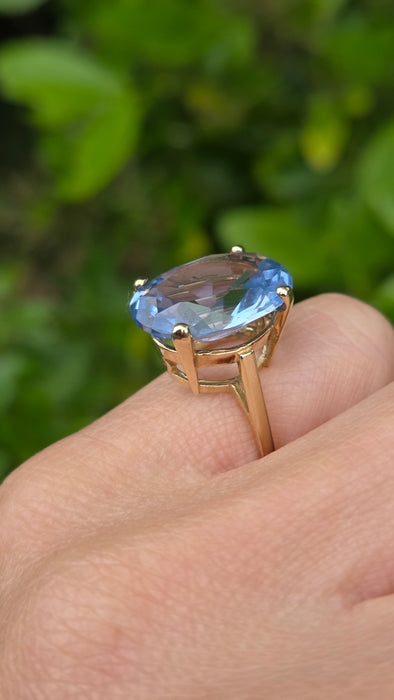Vintage: 9ct Yellow Gold Blue Topaz Solitaire Ring
