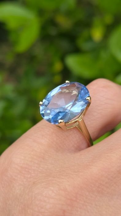 Vintage: 9ct Yellow Gold Blue Topaz Solitaire Ring