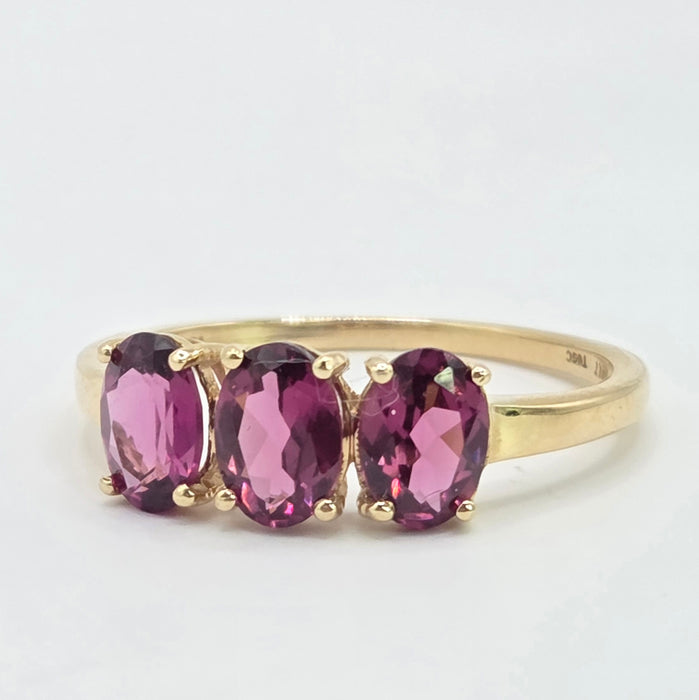 Vintage: 10ct Yellow Gold Almandine Garnet Trilogy Ring