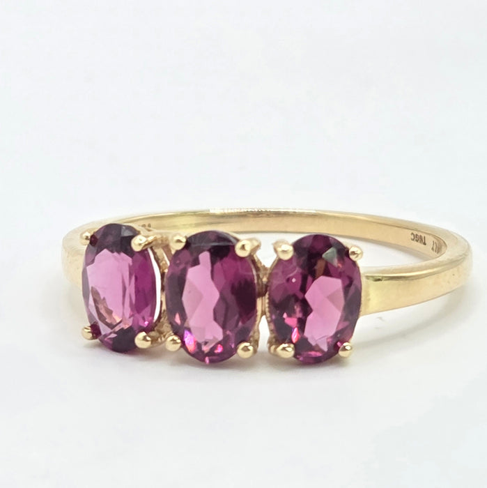 Vintage: 10ct Yellow Gold Almandine Garnet Trilogy Ring