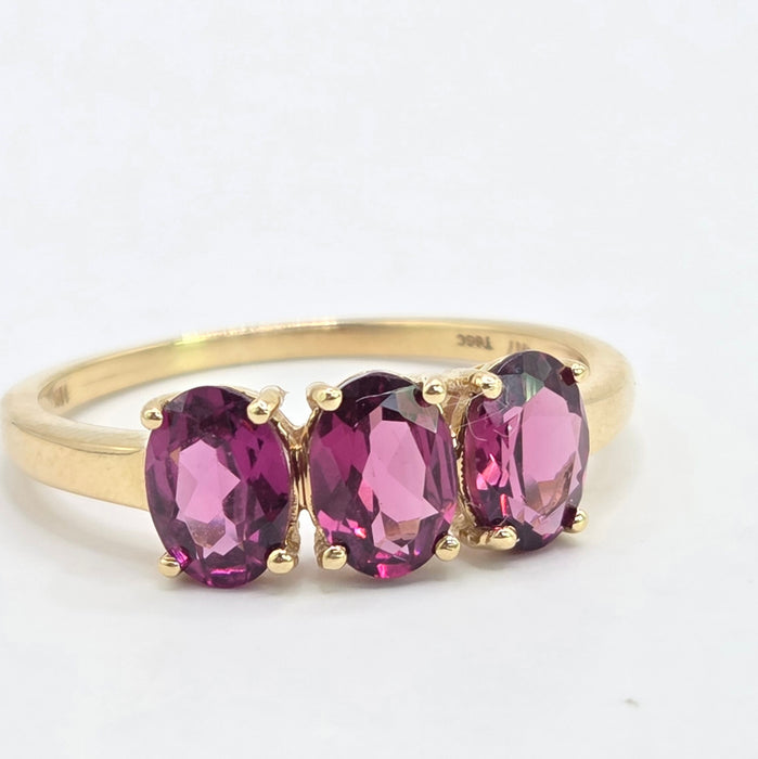 Vintage: 10ct Yellow Gold Almandine Garnet Trilogy Ring