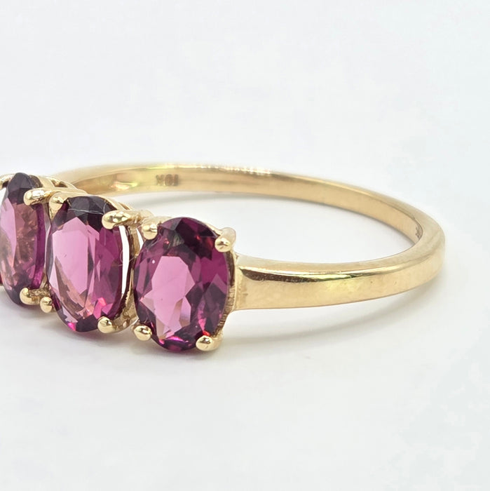 Vintage: 10ct Yellow Gold Almandine Garnet Trilogy Ring