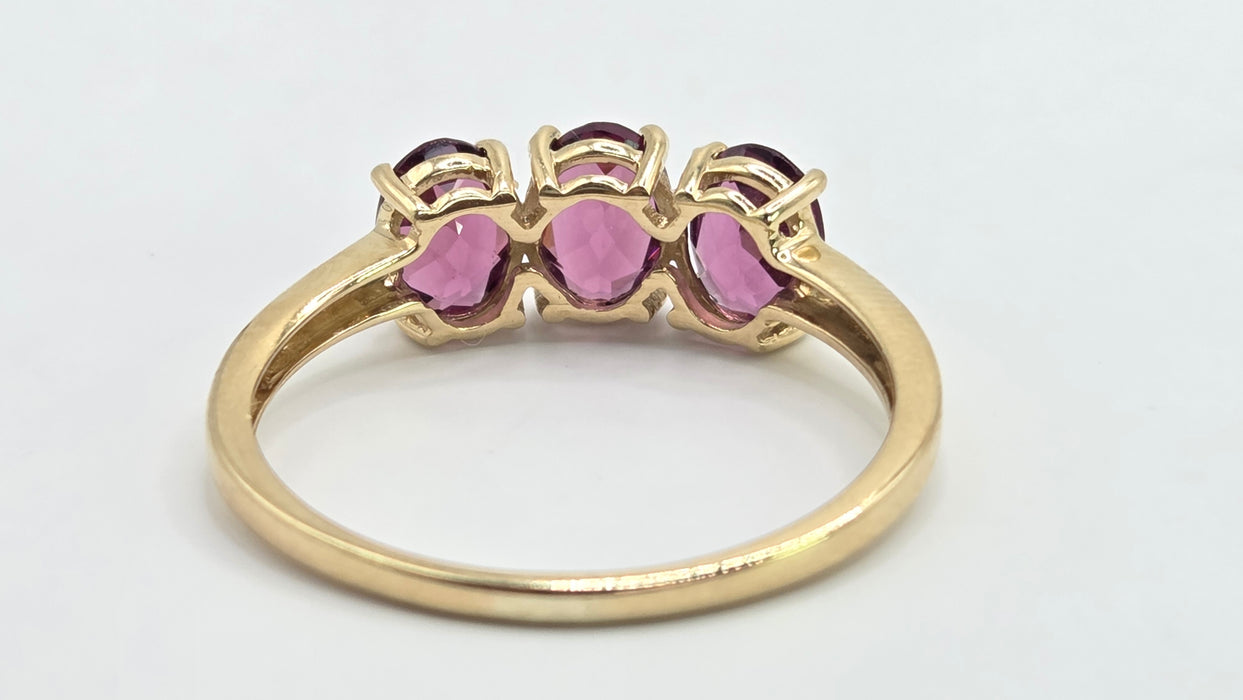 Vintage: 10ct Yellow Gold Almandine Garnet Trilogy Ring