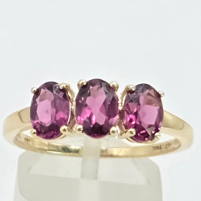 Vintage: 10ct Yellow Gold Almandine Garnet Trilogy Ring