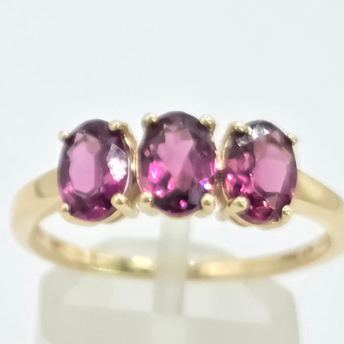 Vintage: 10ct Yellow Gold Almandine Garnet Trilogy Ring