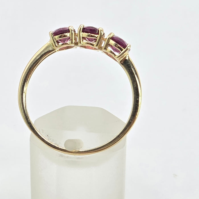 Vintage: 10ct Yellow Gold Almandine Garnet Trilogy Ring