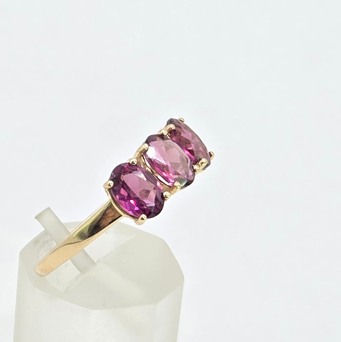 Vintage: 10ct Yellow Gold Almandine Garnet Trilogy Ring