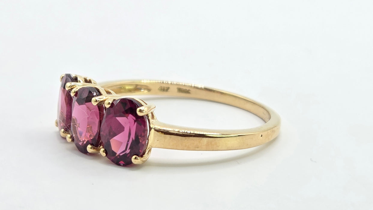 Vintage: 9ct Gold Garnet Trilogy Ring