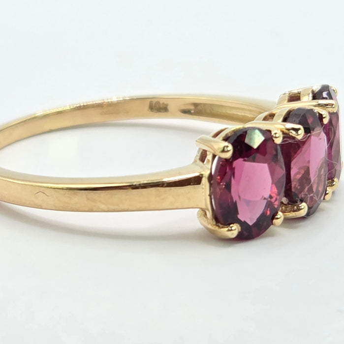 Vintage: 9ct Gold Garnet Trilogy Ring