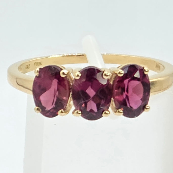 Vintage: 9ct Gold Garnet Trilogy Ring