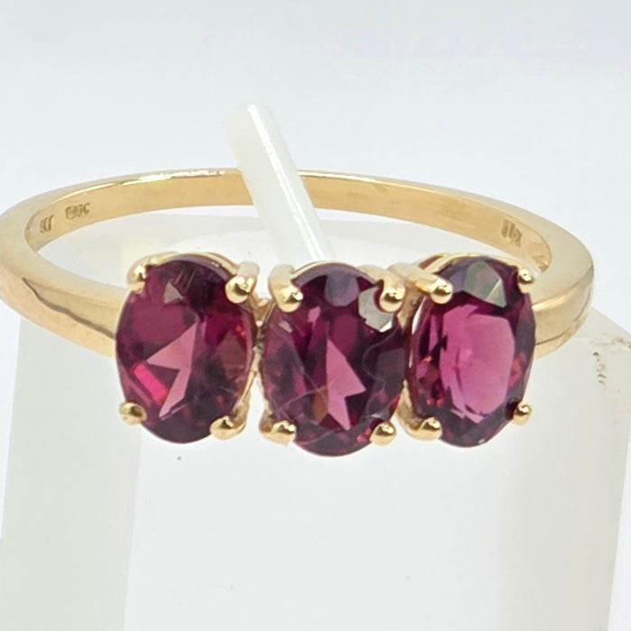 Vintage: 9ct Gold Garnet Trilogy Ring