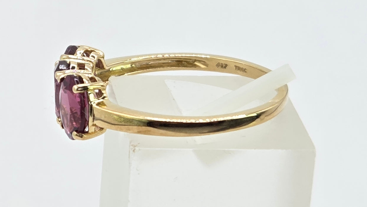 Vintage: 9ct Gold Garnet Trilogy Ring