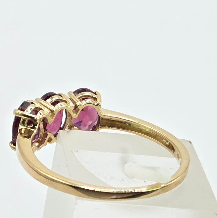 Vintage: 9ct Gold Garnet Trilogy Ring