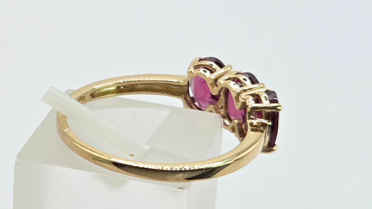 Vintage: 9ct Gold Garnet Trilogy Ring
