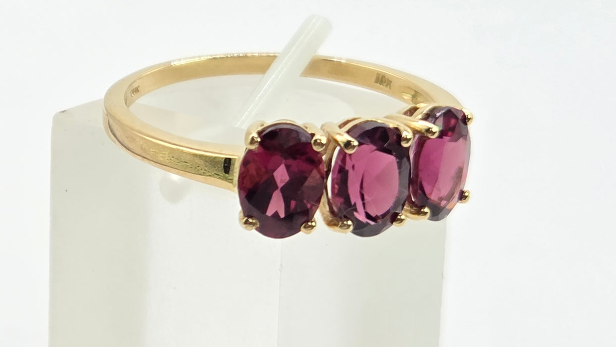 Vintage: 9ct Gold Garnet Trilogy Ring