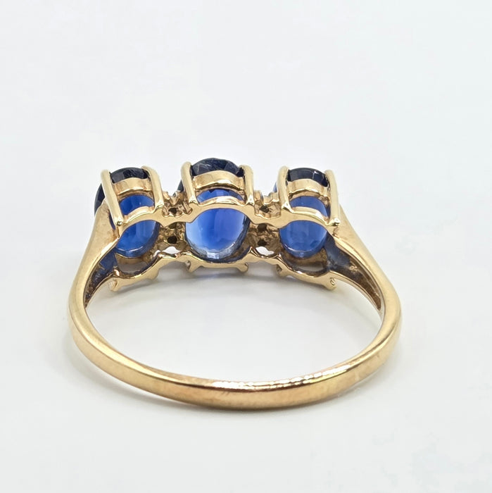 Vintage: 9ct Yellow Gold Blue Spinel & White Topaz Three Stone Ring