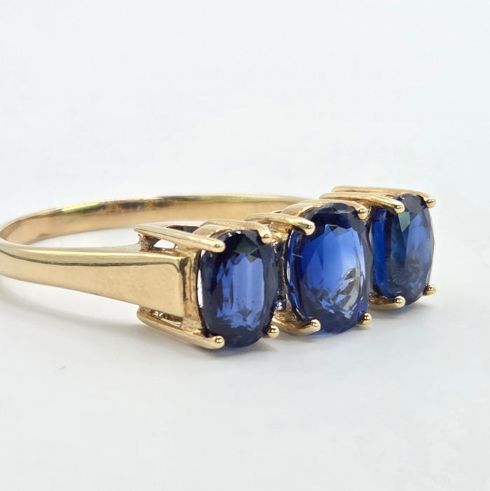 Vintage: 9ct Yellow Gold Blue Spinel & White Topaz Three Stone Ring