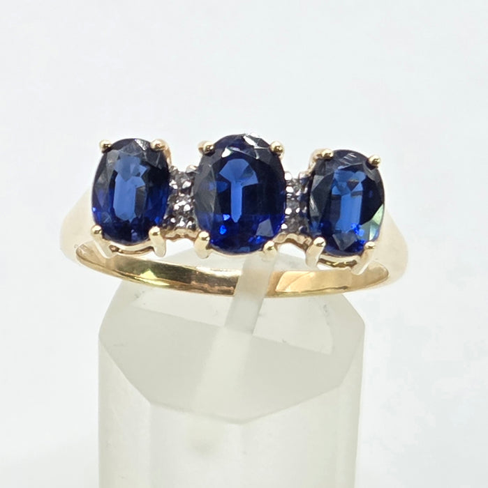 Vintage: 9ct Yellow Gold Blue Spinel & White Topaz Three Stone Ring