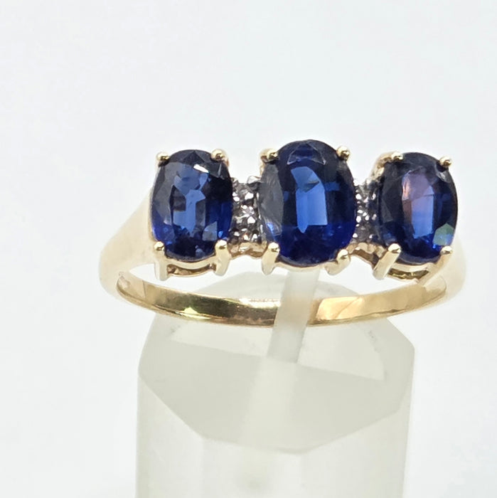 Vintage: 9ct Yellow Gold Blue Spinel & White Topaz Three Stone Ring